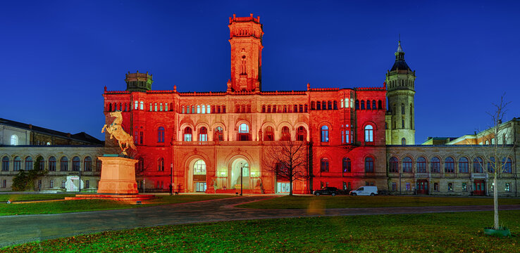Leibnitz Universitaet Hannover beleuchtet bunt nacht