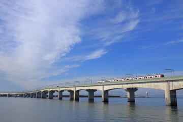 Obraz premium 海を渡る橋