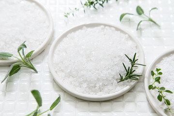 塩とハーブ白背景