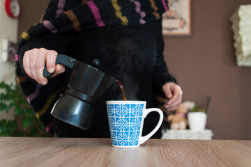 Mujer se sirve café en taza