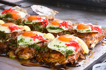 屋台のできたてのお好み焼き