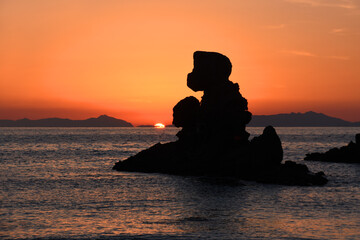 美しい西方海岸の人形岩と夕日