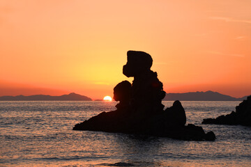 美しい西方海岸の人形岩と夕日