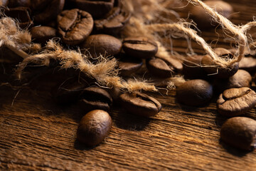 Kawa  ziarnista, zbliżenie macro, tło z naturalnych desek