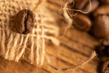 Kawa  ziarnista, zbliżenie macro, tło z naturalnych desek © andsko