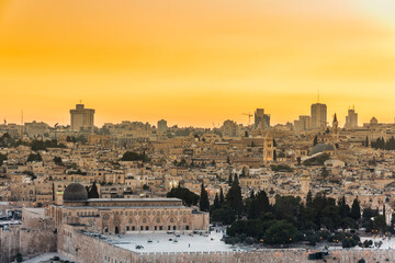 Fototapeta na wymiar Old city of Jerusalem on the temple mount under golden sunset in the evening with golden dome of the rock, Al-aqsa mosque, view from the Mount of Olives, Jerusalem, Israel