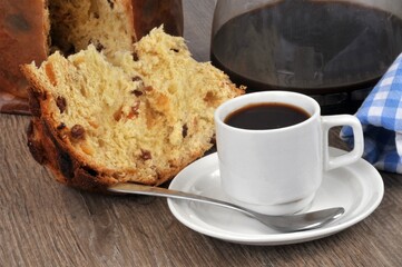 Tasse de café et tranche de panettone en gros plan