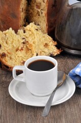 Tasse de café et tranche de panettone en gros plan