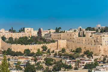Obraz premium Historic buildings and skylines, and the wall of old city of Jerusalem on the top of Temple mount, View from Mount of Olives.