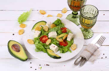Salad with avocado and white wine