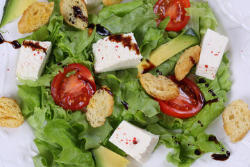 Salad with avocado and white wine