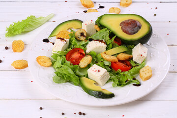 Salad with avocado and white wine