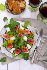 Salad with fig and goat cheese