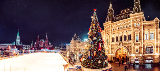 Fototapeta na wymiar Moscow, Russia New Year. Christmas tree, shining lights of GUM shopping mall on Red Square. Holidays snowy winter night landscape. Festively decorated Red Square in snow. Christmas Market fairytale 
