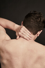 Mann mit R&uuml;ckenschmerzen / Nackenschmerzen