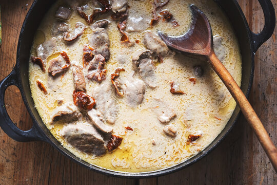 Pork loin with sun dried tomatoes in cream sauce 
