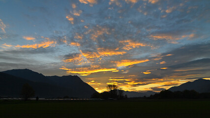 Suggestivo tramonto sul lago in autunno, con nuvole colorate di rosa, rosso e arancione. Immagine molto bella.  © fotonaturali