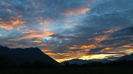 Suggestivo tramonto sul lago in autunno, con nuvole colorate di rosa, rosso e arancione. Immagine molto bella.  © fotonaturali