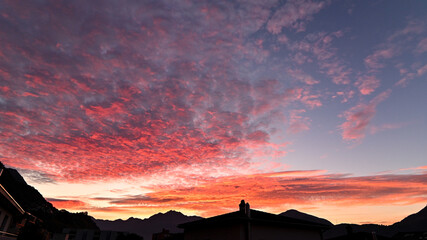 Spettacolare alba in una giornata di autunno, nuvole colorate di rosa, rosso e arancione © fotonaturali
