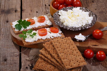 Crispbread with curd cheese and tomato