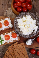 Crispbread with curd cheese and tomato