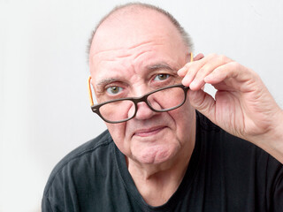 portrait vieil homme regardant par dessus ses lunettes