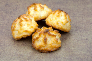 rochers à la noix de coco isolé