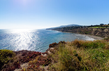 point de vue d'une baie ensoleillée en hauteur sans nuage dans le ciel
