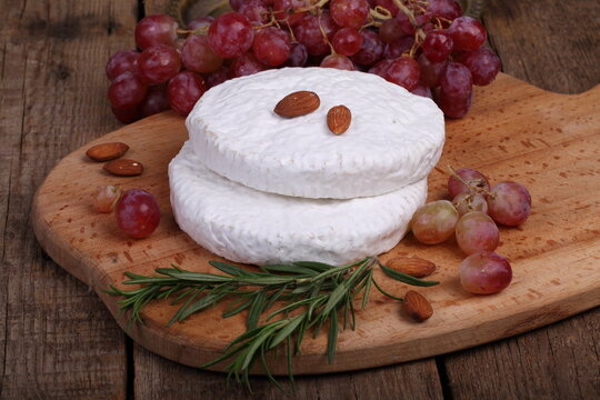 Camembert with honey, pear and grapes