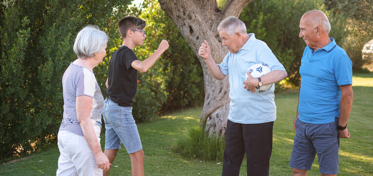 nonno con nipote giocano a "pari o dispari" nel loro giardino
