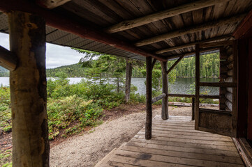 Point de vue d'un lac à partir du balcon d'un chalet en bois