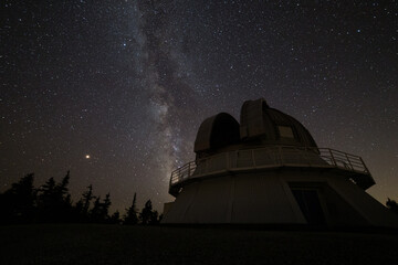 Observatoire au sommet d'une montagne avec le dome ouvert et la voie lactée en arrière plan la...