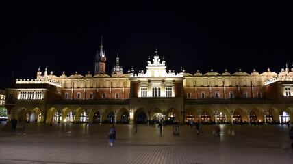 Fototapeta na wymiar Kraków miasto w Polsce wpisane na listęUnesco. Nocny spacer po ulicach polskiej stolicy turystyki.