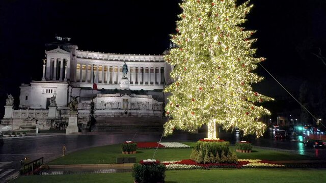 Natale 2020: l'albero di Natale a Piazza Venezia a Roma, durante il lockdown del Covid-19. Immagine notturna, ripresa aerea con drone