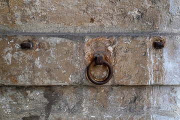 anneau de fer attaché à un mur de pierre