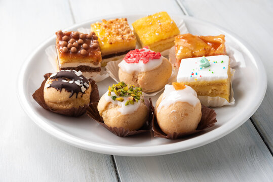 Piatto con deliziosi bigne e pasticcini assortiti 