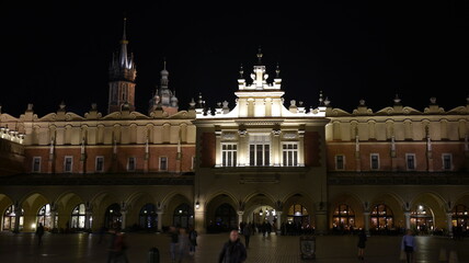 Kraków miasto w Polsce wpisane na listęUnesco. Nocny spacer po ulicach polskiej stolicy turystyki.