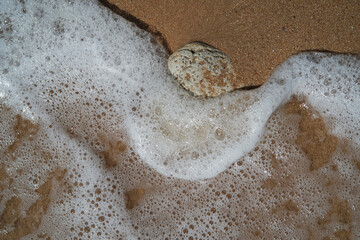 écume et galet sur la plage