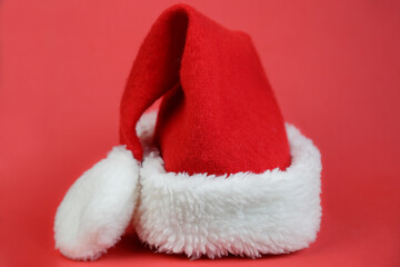 Obraz na płótnie Canvas Santa Claus hat against red background