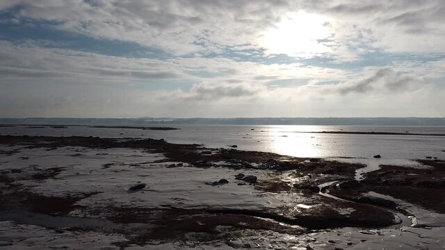 paysage maritime avec le fleuve gel&eacute; &agrave; mar&eacute;e basse en hiver
