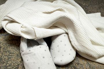 Zapatillas caseras de mujer con un albornoz