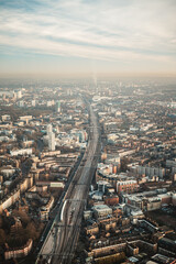 Fototapeta na wymiar vista aérea de una gran ciudad y ferrocarril.