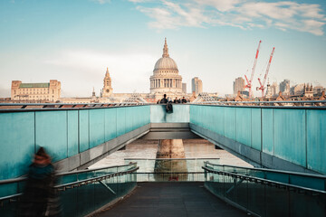 Persona solitaria en un puente en Londres.