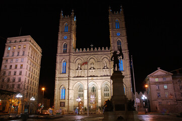 Fototapeta na wymiar Montreal Notre Dame Basilica at night with Statue