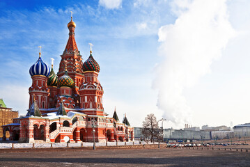 Obraz premium View of the Pokrovsky cathedral in the early sunny winter morning. Moscow, Russia
