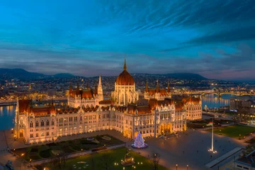 Photo sur Plexiglas Budapest Hungarian parliament building at cristmas time. Amazing aerial view about the Hungaria government's building with giant christmas tree