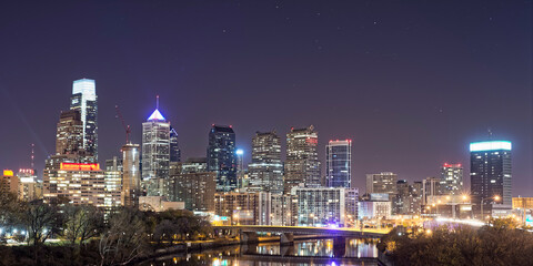 Naklejka premium The Philadelphia skyline at night as seen from the Spring Garden street bridge