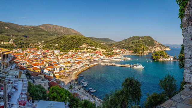 Greece, Preveza, Parga, Panorama of resort town on Ionian coast in summer