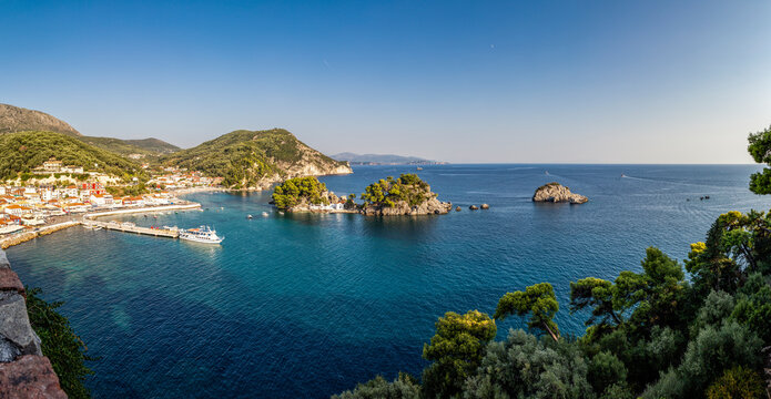 Greece, Preveza, Parga, Panorama of resort town on Ionian coast in summer