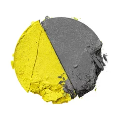 Crushed Lidschatten in den Farben Illuminating Yellow und Ultimate Grey isoliert auf Weiß © fotofabrika